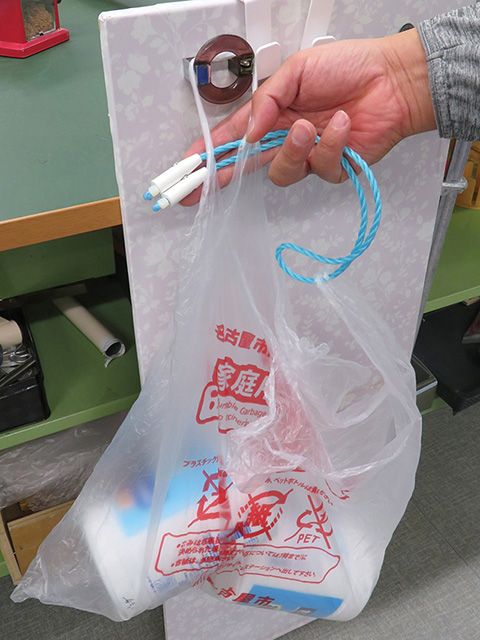 片手でゴミ袋の口を縛るロープ