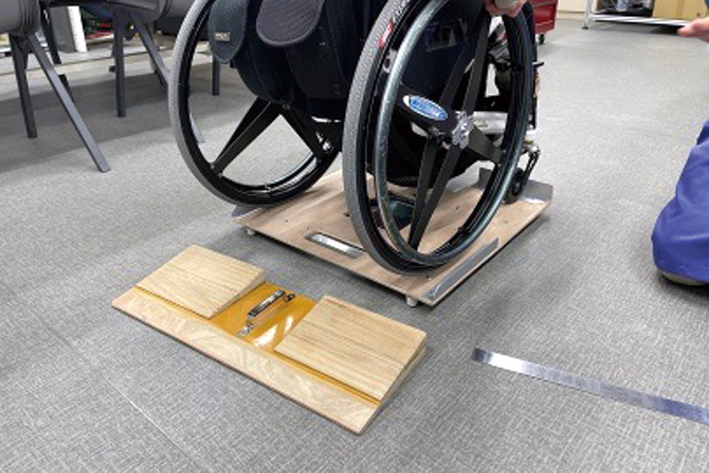 車いすのまま市販の体重計に乗ることができる自助具