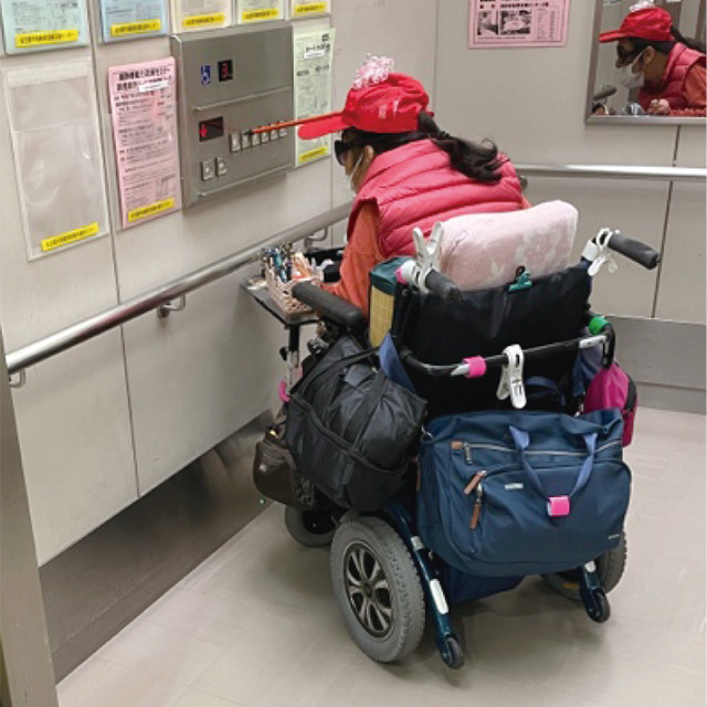 エレベーター内でボタンを押す様子