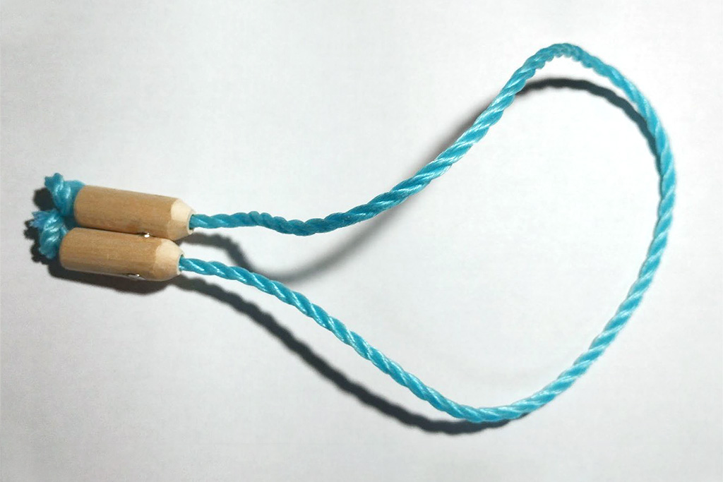 片手でゴミ袋の口を縛るロープの外観